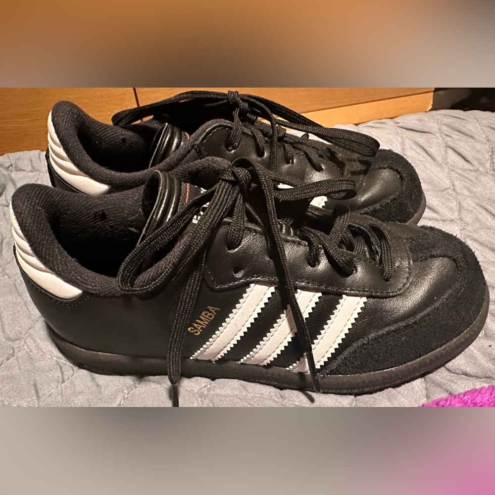 Kids indoor soccer shoes